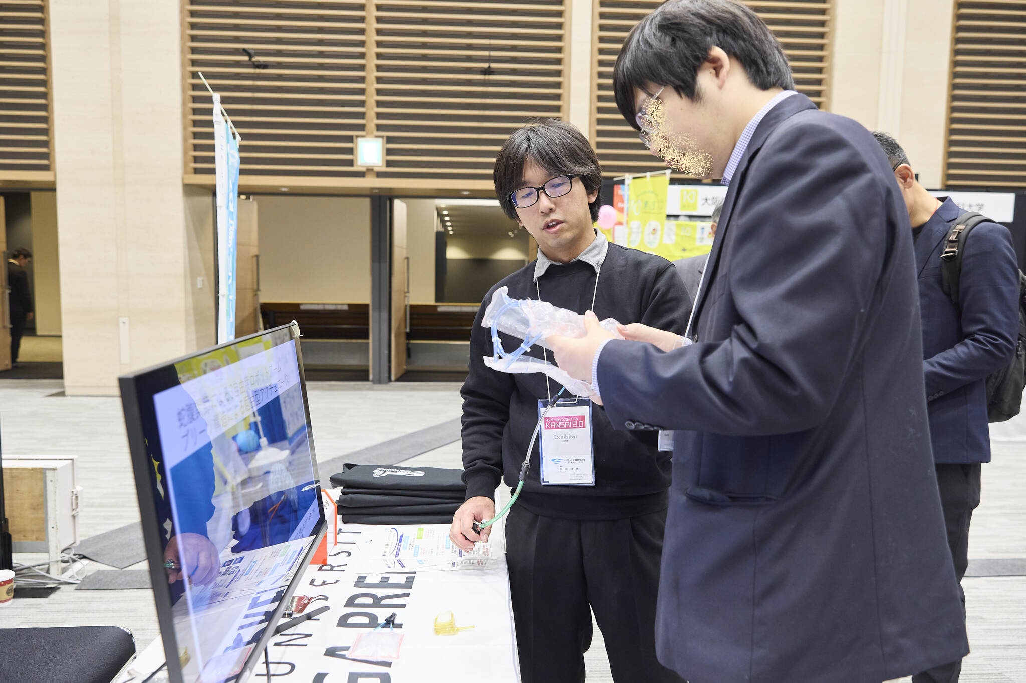 出展ブースにて